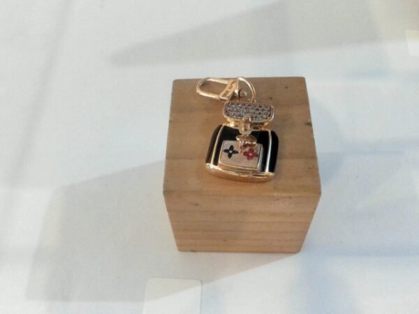 8004730 - LT IMPORT MODEL LV ENAMEL LOVE 1 MAINAN MATA PUTIH [75% - 4.34gr]